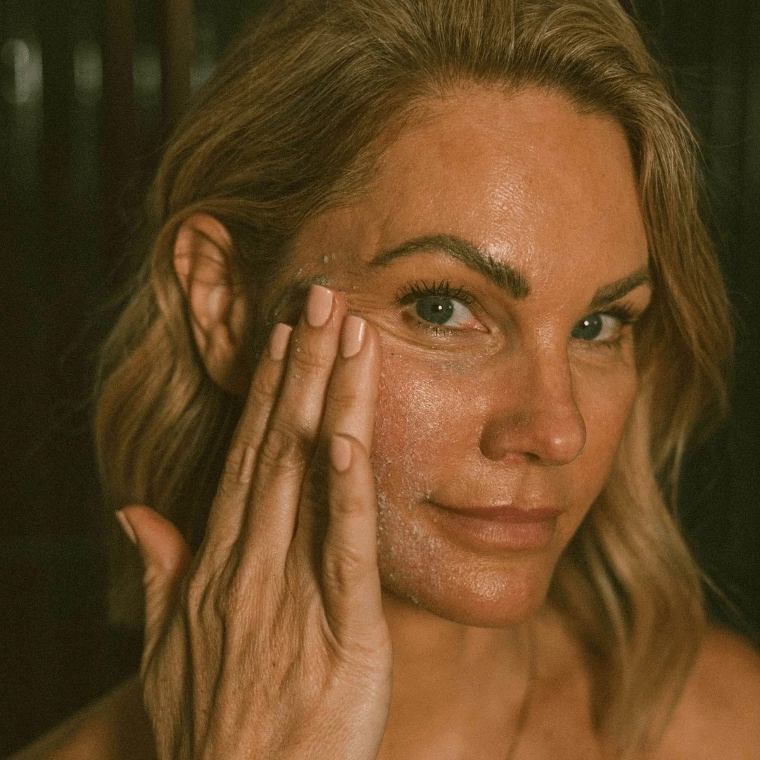 Použití pleťového peelingu Eco by Sonya Super Acai Exfoliator